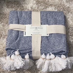 LUCKY BRAND.   Twill Tassel Throw blanket